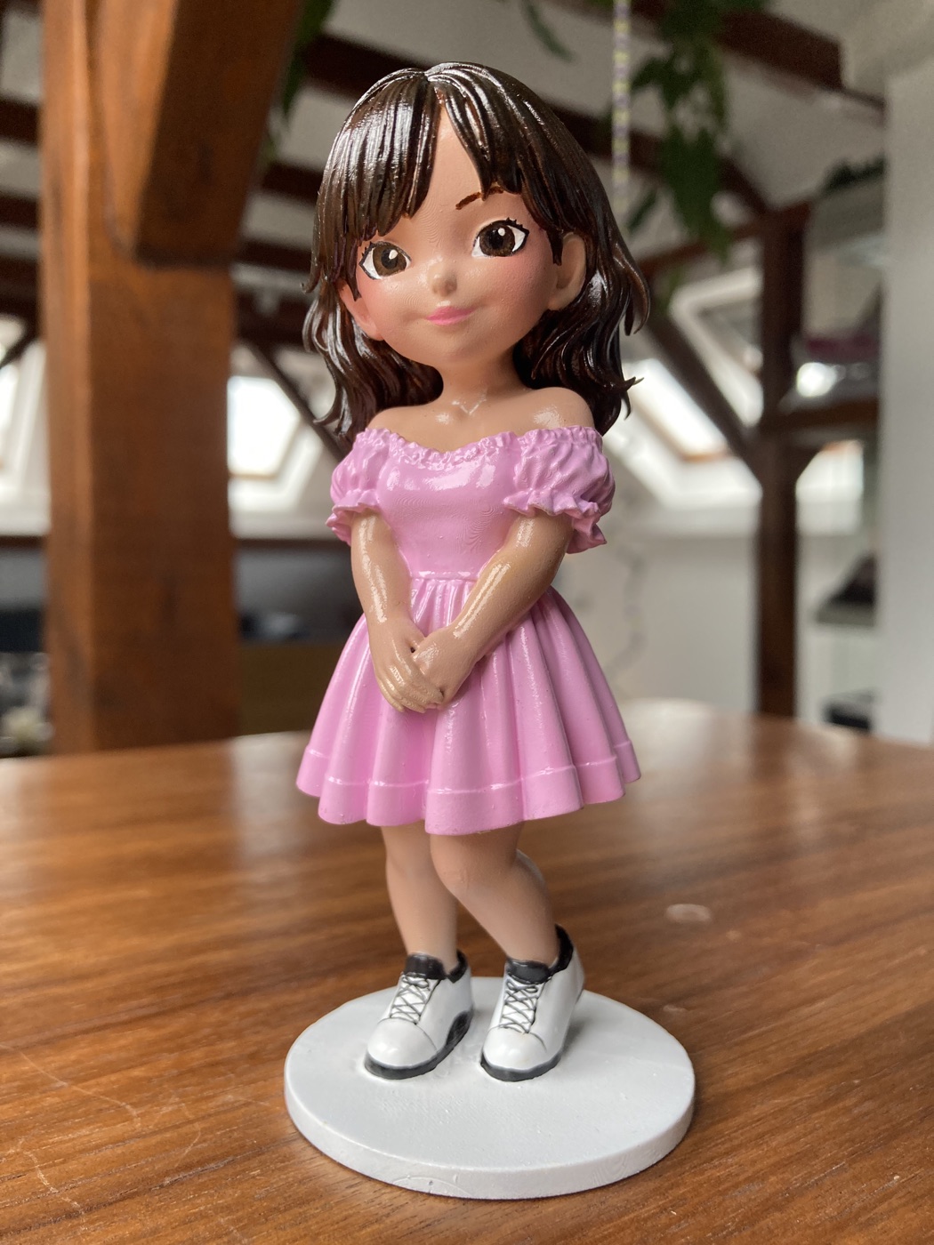 Figurka chibi w różowej sukience — zdjęcie z pracowni Trueform