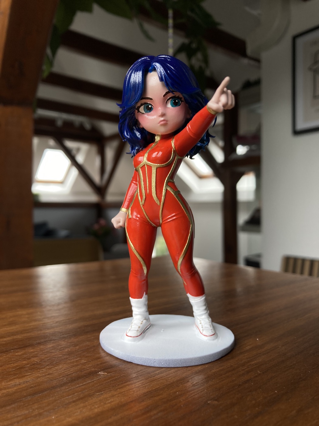 Figurka chibi Trueform w czerwonym stroju — przykład realizacji